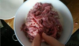 牛肉肠爆料视频播放,视频爆料揭示制作过程